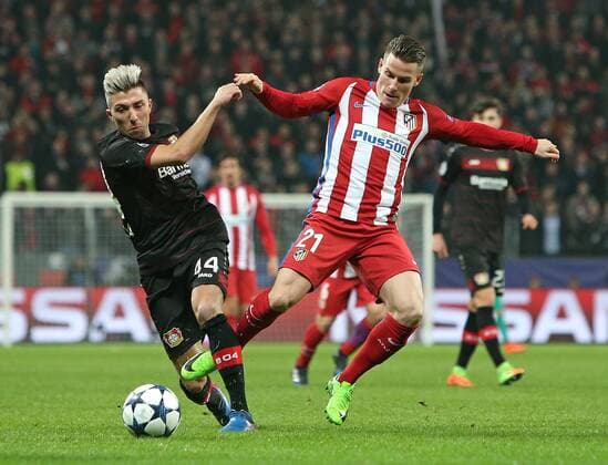 21.02.2017, Fussball UEFA Champions League 2016 2017, Achtelfinale, Bayer 04 Leverkusen - Atletico Madrid, in der BayArena Leverkusen. v.l. Kevin Kampl (Bayer Leverkusen) gegen Kevin Gameiro (Atletico Madrid) 