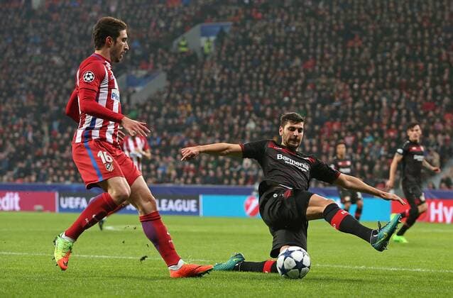 21.02.2017, Fussball UEFA Champions League 2016 2017, Achtelfinale, Bayer 04 Leverkusen - Atletico Madrid, in der BayArena Leverkusen. v.l. Sime Vrsaljko (Atletico Madrid) gegen Aleksandar Dragovic (Bayer Leverkusen) 