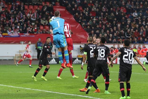 21.02.2017 - Bernd Leno (Bayer 04 Leverkusen) kommt vor Jose Gimenez (Atletico Madrid ) an den Ball beim Champions League Achtelfinal Hinspiel (Saison 2016 17) Bayer Leverkusen - Atletico Madrid. Copyright Thomas Pakusch