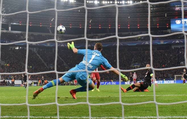 21.02.2017, Fussball, UEFA Champions League, Saison 2016 2017, Achtelfinale, Bayer 04 Leverkusen - Atletico Madrid, Antoine Griezmann (Atletico Madrid), verd., erzielt gegen Torwart Bernd Leno (Bayer 04 Leverkusen) das Tor zum 0:2, rechts Oemer Toprak, Ömer Toprak (Bayer 04 Leverkusen)