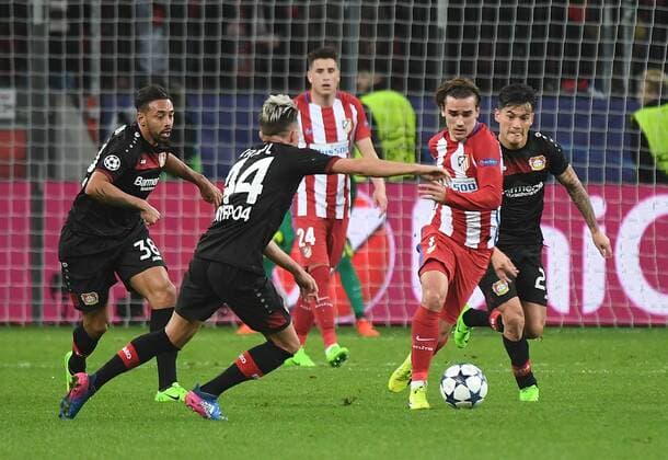21.02.2017, xhbx, Fussball Champions League, Bayer 04 Leverkusen - Atletico Madrid, emspor, v.l. Kevin Kampl (Bayer Leverkusen), Karim Bellarabi (Bayer Leverkusen), Charles Aranguiz (Bayer Leverkusen), Antoine Griezmann (Atletico Madrid) Leverkusen