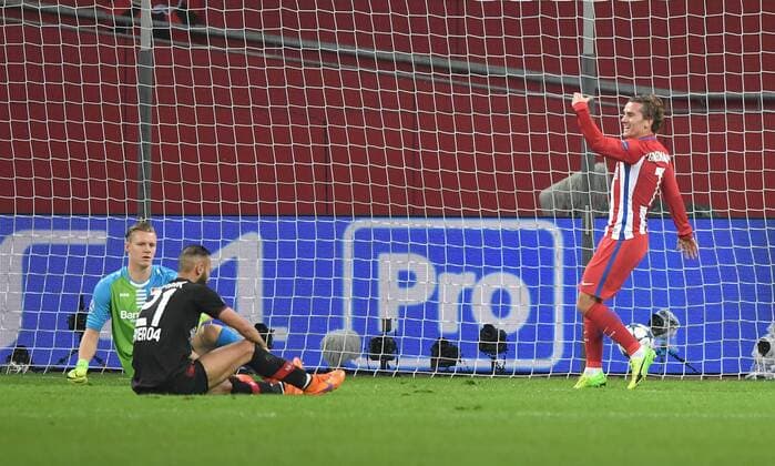21.02.2017, Fussball, UEFA Champions League, Saison 2016 2017, Achtelfinale, Bayer 04 Leverkusen - Atletico Madrid, Antoine Griezmann (Atletico Madrid), re., jubelt, Torwart Bernd Leno (Bayer 04 Leverkusen) und Oemer Toprak, Ömer Toprak (Bayer 04 Leverkusen) sind geschlagen
