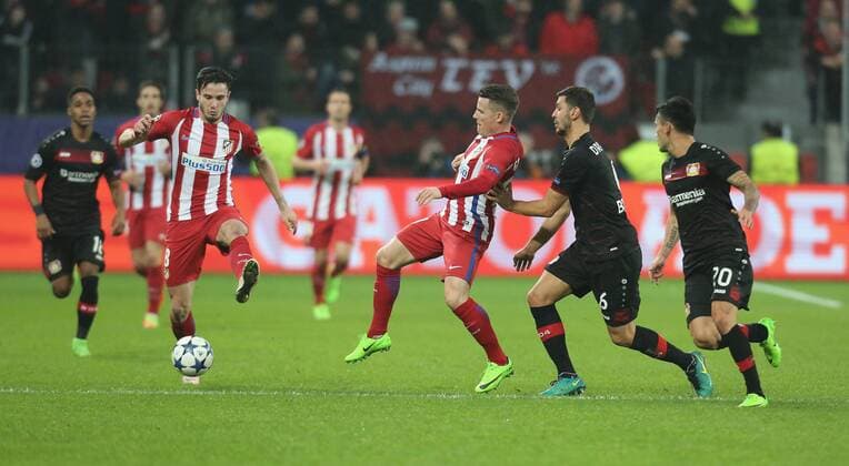 Leverkusen, Germany 21.02.2017, Champions League, Round of 16, 1st leg, Bayer Leverkusen vs Atletico Madrid, Saul Niguez (Atletico Madrid, L) (Atletico Madrid, M) Ball mit Kevin Gameiro (Atletico Madrid), rechts Charles Aranguiz (B04, R) mit Aleksandar Dragovic (B04). ( DeFodi512