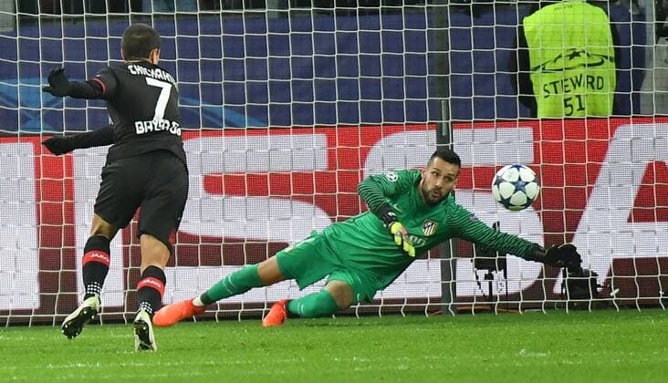 GER, Bayer 04 Leverkusen (GER) vs. Atletico Madrid (ESP) 21.02.2017, BayArena, Leverkusen, Championsleaque Achtelfinale, GER, Bayer 04 Leverkusen (GER) vs. Atletico Madrid (ESP) im Bild: Torchance für Chicharito Javier Hernandez (Leverkusen 7), scheitert aber an Miguel Ángel Moy?? (Atl. Madrid 1) Foto © nordphoto Meuter nordphotox xMeuter