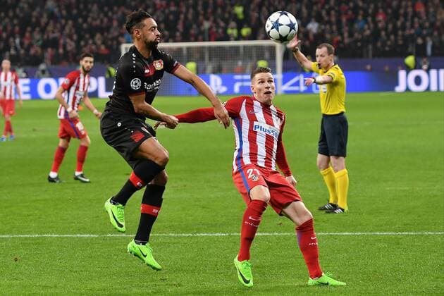 GER, Bayer 04 Leverkusen (GER) vs. Atletico Madrid (ESP) 21.02.2017, BayArena, Leverkusen, Championsleaque Achtelfinale, GER, Bayer 04 Leverkusen (GER) vs. Atletico Madrid (ESP) im Bild: Karim Bellarabi (Leverkusen 38), gegen Kévin Gameiro (Atl. Madrid 21) Foto © nordphoto Meuter nordphotox xMeuter
