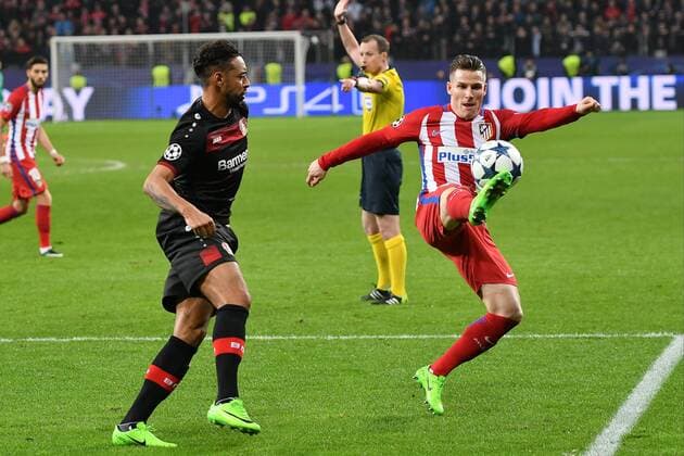 GER, Bayer 04 Leverkusen (GER) vs. Atletico Madrid (ESP) 21.02.2017, BayArena, Leverkusen, Championsleaque Achtelfinale, GER, Bayer 04 Leverkusen (GER) vs. Atletico Madrid (ESP) im Bild: Karim Bellarabi (Leverkusen 38), gegen Kévin Gameiro (Atl. Madrid 21) Foto © nordphoto Meuter nordphotox xMeuter