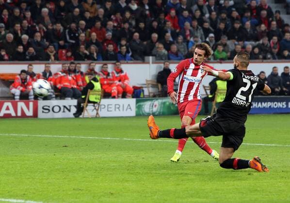 Championsleague: Bayer 04 Leverkusen - Atletico Madrid 21.02.2017. Tor zum 2:0 für Atletico durch Antoine Griezmann. Ömer Toprak (LEV) kommt zu spät. HM