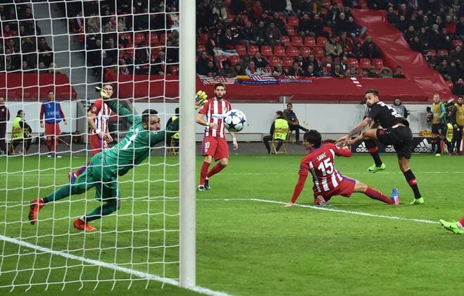 21.02.2017, Fussball, UEFA Champions League, Saison 2016 2017, Achtelfinale, Bayer 04 Leverkusen - Atletico Madrid, Karim Bellarabi (Bayer 04 Leverkusen), re., erzielt das Tor zum 1:2