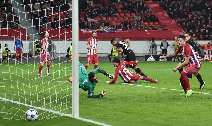 Bilder des Tages - SPORT 21.02.2017, Fussball, UEFA Champions League, Saison 2016 2017, Achtelfinale, Bayer 04 Leverkusen - Atletico Madrid, Karim Bellarabi (Bayer 04 Leverkusen), hinten mitte, erzielt das Tor zum 1:2