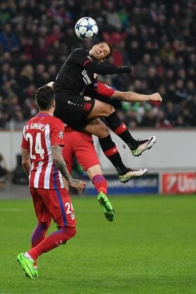 GER, Bayer 04 Leverkusen (GER) vs. Atletico Madrid (ESP) 21.02.2017, BayArena, Leverkusen, Championsleaque Achtelfinale, GER, Bayer 04 Leverkusen (GER) vs. Atletico Madrid (ESP) im Bild: Kopfball Chicharito Javier Hernandez (Leverkusen 7), gegen José Giménez (Atl. Madrid 24) Foto © nordphoto Meuter nordphotox xMeuter