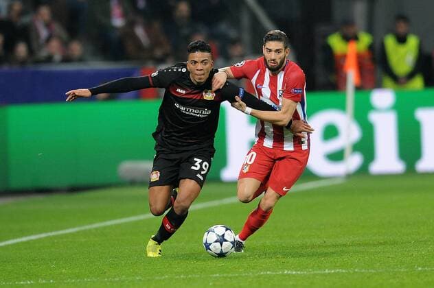 Benjamin Henrichs ( links Bayer 04 Leverkusen ) im Zweikampf mit Yannick Carrasco ( rechts Atletico Madrid ) 21.02.2017 --- Fussball --- Champions League --- Bayer 04 Leverkusen vs Atletico Madrid Foto : Thienel Eibner Leverkusen Copyright: xThienelx Eibner-Pressefotox EP_ttl