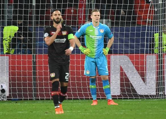 21.02.2017, xhbx, Fussball Champions League, Bayer 04 Leverkusen - Atletico Madrid, emspor, v.l. Oemer Toprak (Bayer Leverkusen), Bernd Leno (Bayer Leverkusen) enttaeuscht, enttaeuscht schauend, dissapointed Leverkusen