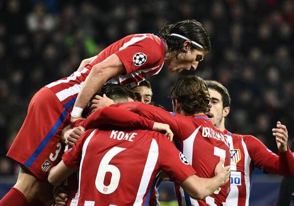 21.2.2017 BayArena Leverkusen, Fussball Champions League Saison 2016 17 Achtefinale Hinspiel, Bayer 04 Leverkusen vs. Atletico Madrid --- Madrid jubelt nach dem Tor zum 3:1, oben Filipe Luis (Atletico)