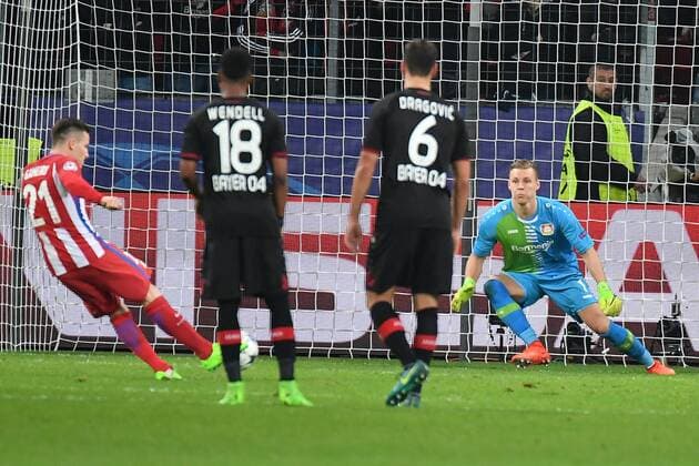 GER, Bayer 04 Leverkusen (GER) vs. Atletico Madrid (ESP) 21.02.2017, BayArena, Leverkusen, Championsleaque Achtelfinale, GER, Bayer 04 Leverkusen (GER) vs. Atletico Madrid (ESP) im Bild: 11 Meter Kévin Gameiro (Atl. Madrid 21) links schießt Bernd Leno Torwart (Leverkusen 1), rechts hat keine Chance der Ball geht ins Tor Foto © nordphoto Meuter nordphotox xMeuter