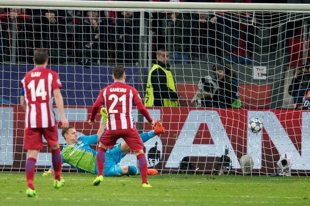 Kevin Gameiro (Atletico Madrid 21) mit dem Elfmeter Tor zum 3:1 gegen Torwart Bernd Leno (Bayer 04 Leverkusen 1) beim Championsleague Spiel zwischen Bayer 04 Leverkusen und Atletico Madrid am 21.02.2017, Leverkusen Copyright: xSchuelerx xEibnerx-xPressefotox EP_JSE