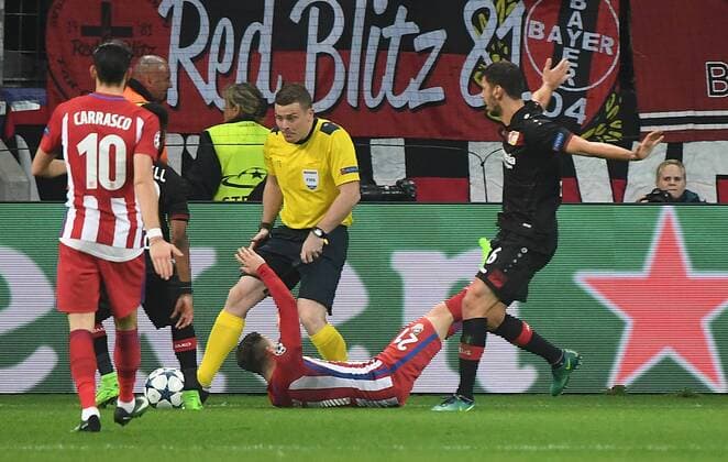 21.02.2017, xhbx, Fussball Champions League, Bayer 04 Leverkusen - Atletico Madrid, emspor, v.l. Kevin Gameiro (Atletico Madrid), Aleksandar Dragovic (Bayer Leverkusen) foul elfmeter Leverkusen