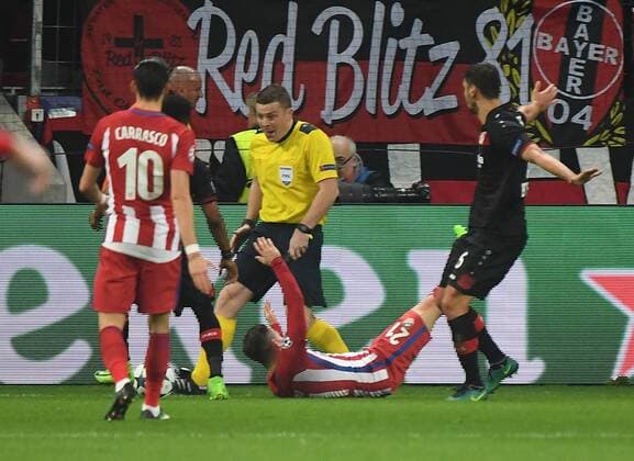 Bilder des Tages - SPORT 21.02.2017, xhbx, Fussball Champions League, Bayer 04 Leverkusen - Atletico Madrid, emspor, v.l. Kevin Gameiro (Atletico Madrid), Aleksandar Dragovic (Bayer Leverkusen) foul elfmeter Leverkusen