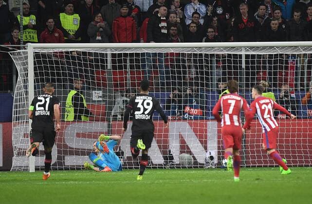 21.02.2017, xhbx, Fussball Champions League, Bayer 04 Leverkusen - Atletico Madrid, emspor, v.l. Bernd Leno (Bayer Leverkusen), Kevin Gameiro (Atletico Madrid) Goal scored, Tor zum 1:3 Leverkusen