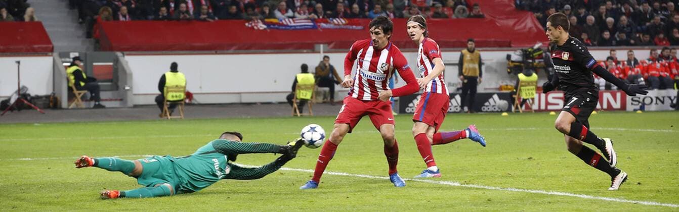 Bilder des Tages - SPORT Own property 2:3 goal from Stefan Savic (Atletico Madrid) (M) and Goalkeeper Miguel Moya (Atletico Madrid) (L), Javier Hernandez Chicharito (Bayer 04 Leverkusen) (R) during the Championsleague match between Bayer 04 Leverkusen and Atletico Madrid, Bayarena in Leverkusen on February 21., 2017. Eigentor, Bayer 04 Leverkusen vs. Atletico Madrid im Achtelfinale der Champions League der Saison 2016 2017 am 21. Februar 2017.