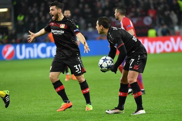 GER, Bayer 04 Leverkusen (GER) vs. Atletico Madrid (ESP) 21.02.2017, BayArena, Leverkusen, Championsleaque Achtelfinale, GER, Bayer 04 Leverkusen (GER) vs. Atletico Madrid (ESP) im Bild: Kevin Volland (Leverkusen 31), li regt sich über eine entscheidung des Schiedsrichter auf re Chicharito Javier Hernandez (Leverkusen 7), Foto © nordphoto Meuter nordphotox xMeuter