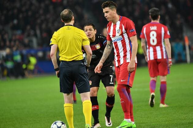 GER, Bayer 04 Leverkusen (GER) vs. Atletico Madrid (ESP) 21.02.2017, BayArena, Leverkusen, Championsleaque Achtelfinale, GER, Bayer 04 Leverkusen (GER) vs. Atletico Madrid (ESP) im Bild: Chicharito Javier Hernandez (Leverkusen 7), regt sich über eine Entscheidung des Schiedsrichter auf Foto © nordphoto Meuter nordphotox xMeuter