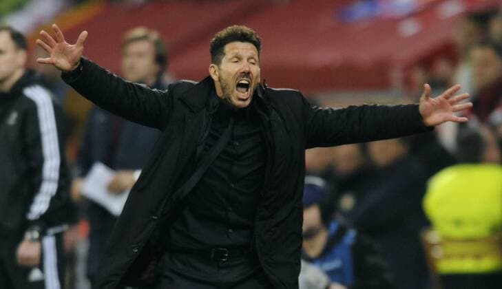 Fussball, UEFA Champions League, Herren, Saison 2016 2017, Achtelfinale, Hinspiel, BayArena Leverkusen, Bayer Leverkusen (schwarz) - Atletico Madrid (rot); Jubel Diego Simeone (Atletico) nach dem Tor zum 2:4. Jubel, Freude, Aktion.