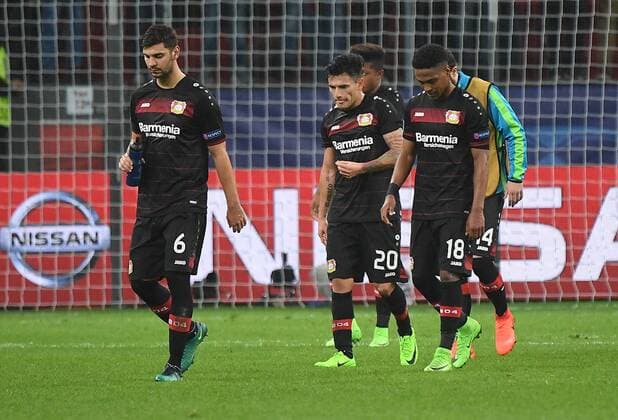 21.02.2017, xhbx, Fussball Champions League, Bayer 04 Leverkusen - Atletico Madrid, emspor, v.l. Aleksandar Dragovic (Bayer Leverkusen), Charles Aranguiz (Bayer Leverkusen), Wendell (Bayer Leverkusen) enttaeuscht, enttaeuscht schauend, dissapointed Leverkusen