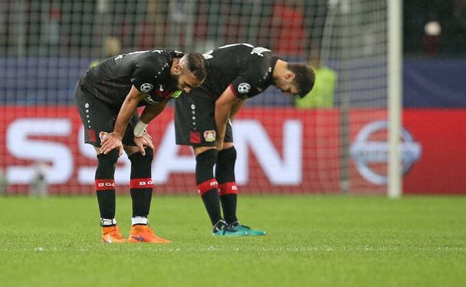 21.02.2017, Fussball UEFA Champions League 2016 2017, Achtelfinale, Bayer 04 Leverkusen - Atletico Madrid, in der BayArena Leverkusen. v.l. Ömer Toprak (Bayer Leverkusen) und Aleksandar Dragovic (Bayer Leverkusen) enttäuscht 