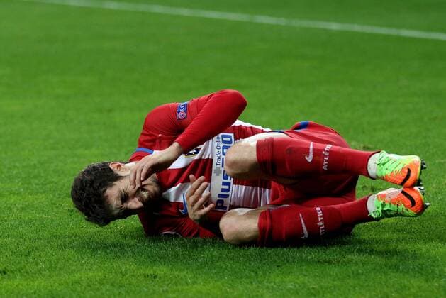 21.02.2017 - Sime Vrsaljko (Atletico Madrid ) liegt nach einem Zweikampf am Boden beim Champions League Achtelfinal Hinspiel (Saison 2016 17) Bayer Leverkusen - Atletico Madrid. Copyright Thomas Pakusch