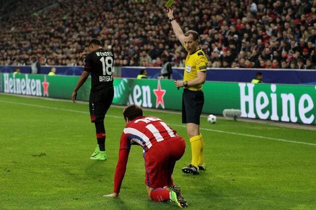 21.02.2017 - Wendell Nascimento Borges (Bayer 04 Leverkusen) sieht für sein Foula an Sime Vrsaljko (Atletico Madrid ) die Gelbe-Karte beim Champions League Achtelfinal Hinspiel (Saison 2016 17) Bayer Leverkusen - Atletico Madrid. Copyright Thomas Pakusch