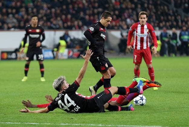 21.02.2017 - Kevin Kampl (Bayer 04 Leverkusen) liegt nach einem Zweikampf am Boden beim Champions League Achtelfinal Hinspiel (Saison 2016 17) Bayer Leverkusen - Atletico Madrid. Copyright Thomas Pakusch