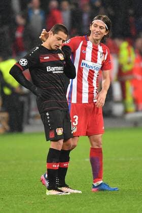 GER, Bayer 04 Leverkusen (GER) vs. Atletico Madrid (ESP) 21.02.2017, BayArena, Leverkusen, Championsleaque Achtelfinale, GER, Bayer 04 Leverkusen (GER) vs. Atletico Madrid (ESP) im Bild: am Ende des Spiels li Chicharito Javier Hernandez (Leverkusen 7), sehr traurig Filipe Luís (Atl. Madrid 3) streicht ihm über den Kopf und tröstet ihn Foto © nordphoto Meuter nordphotox xMeuter