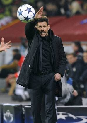Fussball, UEFA Champions League, Herren, Saison 2016 2017, Achtelfinale, Hinspiel, BayArena Leverkusen, Bayer Leverkusen (schwarz) - Atletico Madrid (rot) 2:4; Trainer Diego Simeone (Atletico). Aktion, Einzelbild.