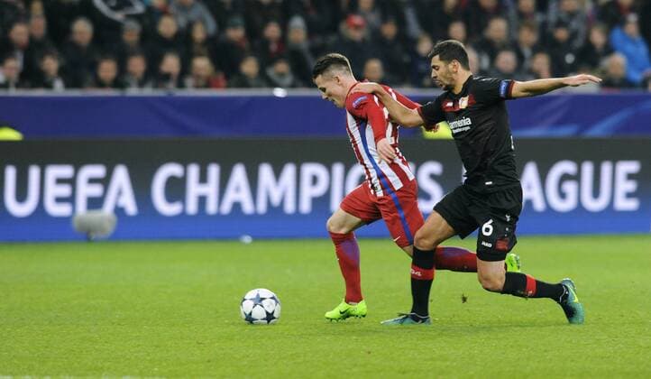 Fussball, UEFA Champions League, Herren, Saison 2016 2017, Achtelfinale, Hinspiel, BayArena Leverkusen, Bayer Leverkusen (schwarz) - Atletico Madrid (rot) 2:4; Aleksandar Dragovic (Leverkusen) kann Kevin Gameiro (Atletico) nicht aufhalten, Aktion.