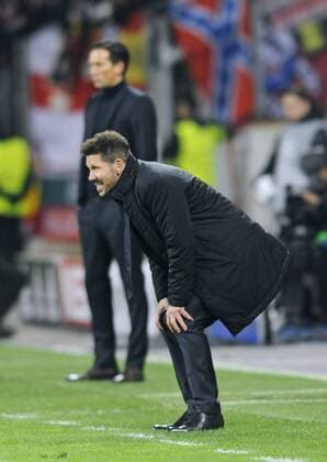 Fussball, UEFA Champions League, Herren, Saison 2016 2017, Achtelfinale, Hinspiel, BayArena Leverkusen, Bayer Leverkusen (schwarz) - Atletico Madrid (rot) 2:4; Trainer Diego Simeone (Atletico), Trainer Roger Schmidt (Leverkusen), Aktion.