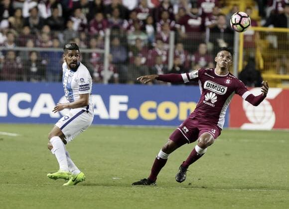 Saprissa s Julio Cascante (R) in action before Pachuca s Franco Jara (L) during their Concacaf Champions League soccer game in San Jose, Costa Rica, 21 February 2017. Pachuca (MEX) vs. Saprissa (CRI) !ACHTUNG: NUR REDAKTIONELLE NUTZUNG!  Copyright: xJeffreyxArguedasx SJS08 20170222-636233356639689339