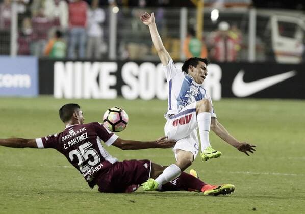 Saprissa s Christian Martinez (L) in action before Pachuca s Erick Aguirre (R) during their Concacaf Champions League soccer game in San Jose, Costa Rica, 21 February 2017. Pachuca (MEX) vs. Saprissa (CRI) !ACHTUNG: NUR REDAKTIONELLE NUTZUNG!  Copyright: xJeffreyxArguedasx SJS08 20170222-636233357263213345