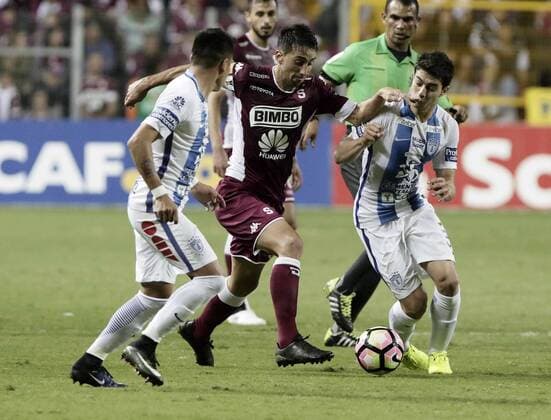 Saprissa s Mario Torres (c) in action before Pachuca s Emmanuel Garcia (L) and Stefan Medina (R) during their Concacaf Champions League soccer game in San Jose, Costa Rica, 21 February 2017. Pachuca (MEX) vs. Saprissa (CRI) !ACHTUNG: NUR REDAKTIONELLE NUTZUNG!  Copyright: xJeffreyxArguedasx SJS08 20170222-636233357896097231