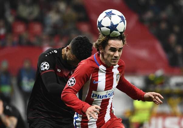 21.2.2017 BayArena Leverkusen, Fussball Champions League Saison 2016 17 Achtefinale Hinspiel, Bayer 04 Leverkusen vs. Atletico Madrid --- Antoine Griezmann (Atletico), Benjamin Henrichs (LEV)