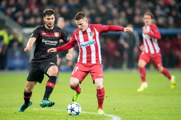 Aleksandar Dragovic (Bayer 04 Leverkusen 6) im Zweikampf gegen Kevin Gameiro (Atletico Madrid 21) vor dem 2:0 mit Antoine Griezmann (Atletico Madrid 7) im Hintergrund beim Championsleague Spiel zwischen Bayer 04 Leverkusen und Atletico Madrid am 21.02.2017, Leverkusen Copyright: xSchuelerx xEibnerx-xPressefotox EP_JSE