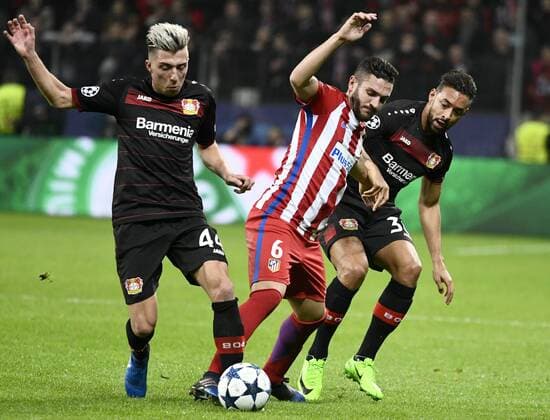 21.2.2017 BayArena Leverkusen, Fussball Champions League Saison 2016 17 Achtefinale Hinspiel, Bayer 04 Leverkusen vs. Atletico Madrid --- v.li.: Kevin Kampl (LEV), Koke (Atletico), Karim Bellarabi (Leverkusen),
