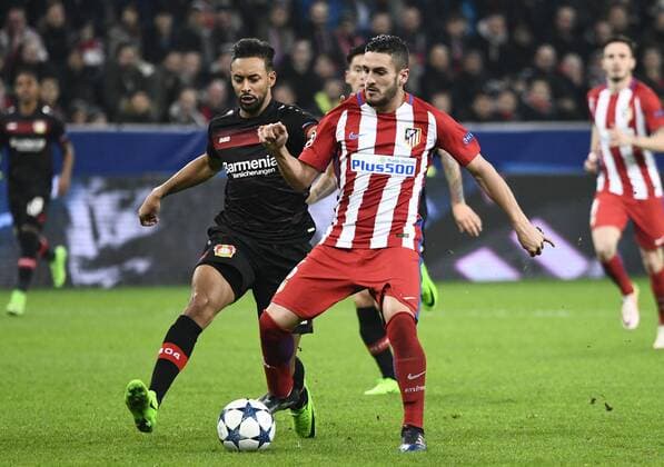 21.2.2017 BayArena Leverkusen, Fussball Champions League Saison 2016 17 Achtefinale Hinspiel, Bayer 04 Leverkusen vs. Atletico Madrid --- Karim Bellarabi (Leverkusen), Koke (Atletico)