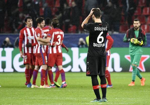 21.2.2017 BayArena Leverkusen, Fussball Champions League Saison 2016 17 Achtefinale Hinspiel, Bayer 04 Leverkusen vs. Atletico Madrid --- Aleksandar Dragovic (LEV) rauft sich die Haare während die Madrilenen nach dem Abpfiff feiern