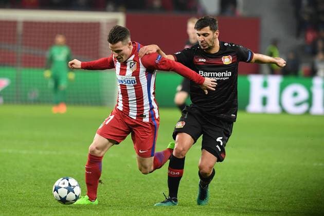 Fussball, UEFA Champions League, Saison 2016 2017, Achtelfinale , Bayer 04 Leverkusen - Atletico Madrid, 21.02.2017, Bayarena Leverkusen, Kevin Gameiro , Atletico Madrid , Aleksandar Dragovic