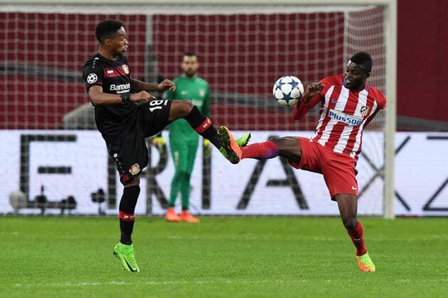 Fussball, UEFA Champions League, Saison 2016 2017, Achtelfinale , Bayer 04 Leverkusen - Atletico Madrid, 21.02.2017, Bayarena Leverkusen, Wendell, Bayer 04 Leverkusen, Thomas Partey, Atletico Madrid,
