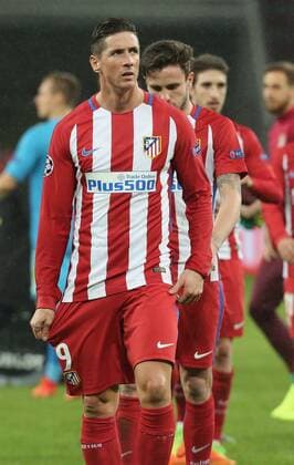Leverkusen, Germany 21.02.2017, Champions League, Round of 16, 1st leg, Bayer Leverkusen vs Atletico Madrid, Fernando Torres (Atletico Madrid) geht nach dem Abpfiff zu den Fans. ( DeFodi512