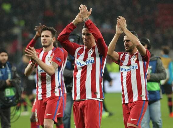 Leverkusen, Germany 21.02.2017, Champions League, Round of 16, 1st leg, Bayer Leverkusen vs Atletico Madrid, Fernando Torres (Atletico Madrid, M) klatscht vor den Fans mit Saul Niguez (Atletico Madrid, L) und Koke. ( DeFodi512