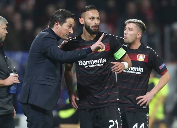 Leverkusen, Germany 21.02.2017, Champions League, Round of 16, 1st leg, Bayer Leverkusen vs Atletico Madrid, Cheftrainer Roger Schmidt (B04, L) gibt Anweisungen an Oemer Toprak (B04, M). ( DeFodi512