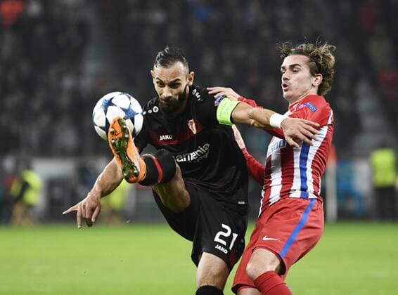 21.2.2017 BayArena Leverkusen, Fussball Champions League Saison 2016 17 Achtefinale Hinspiel, Bayer 04 Leverkusen vs. Atletico Madrid --- Ömer (Oemer) Toprak (Leverkusen), Antoine Griezmann (Atletico)