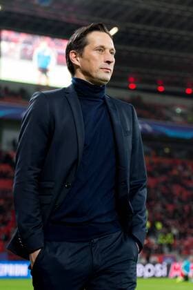 Leverkusen, Germany 21.02.2017, UEFA Champions League - 2016 17 Season, Bayer 04 Leverkusen - Club Atletico de Madrid, Trainer Roger Schmidt (B04) schaut ( DeFodi001